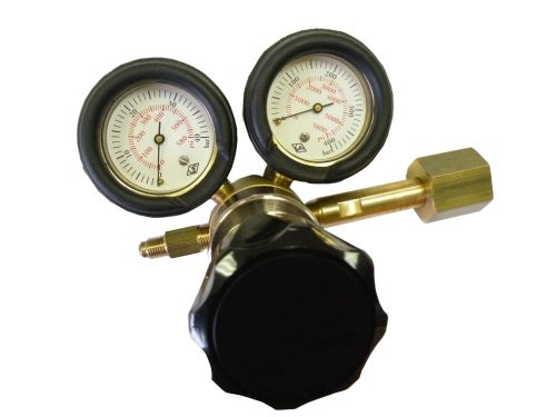 Low pressure regulator without automatic decompression